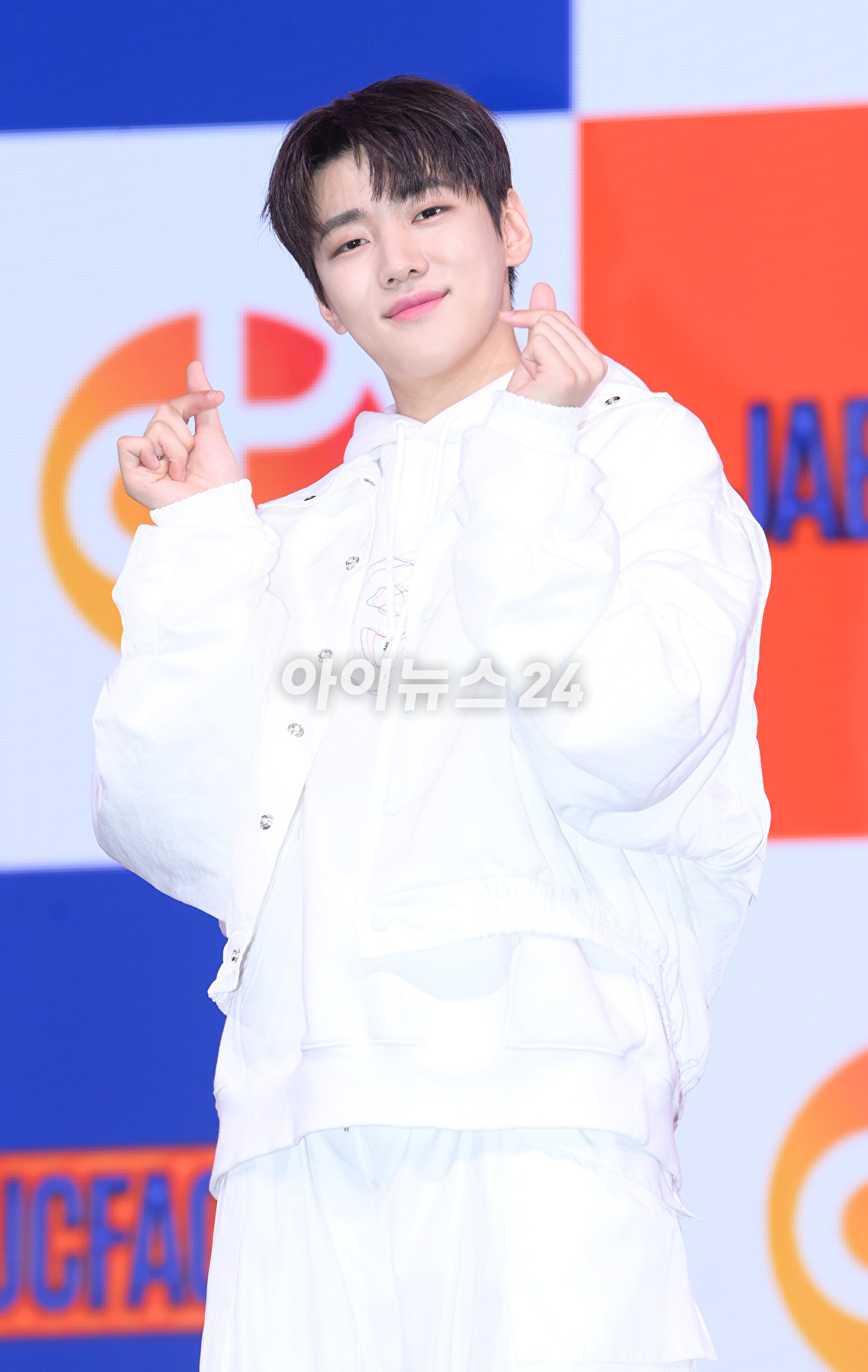 가수 재찬이 6일 오후 서울 광진구 예스24라이브홀에서 열린 DKZ 재찬의 첫 번째 미니앨범 &#39;제이씨팩토리(JCFACTORY)&#39; 발매 쇼케이스에 참석하고 있다. [사진=정소희 기자]