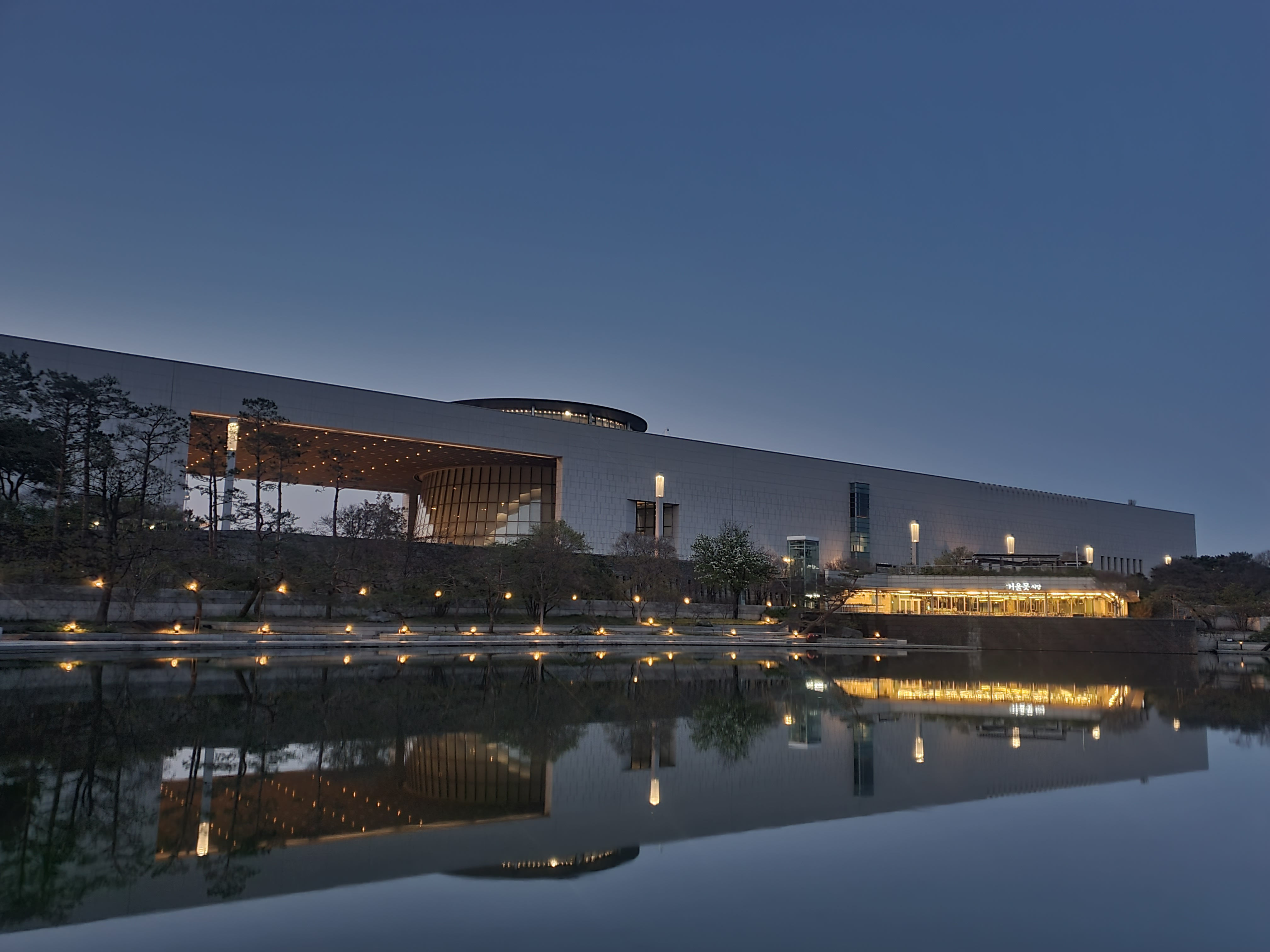 국립중앙박물관 야경 전경과 물에 비친 반사 모습