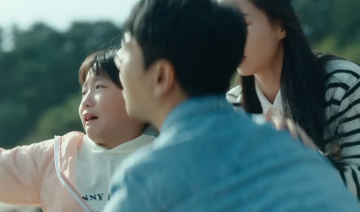 바다에 빠진 인형을 보며 울고불고 하는 아이와 부모님들