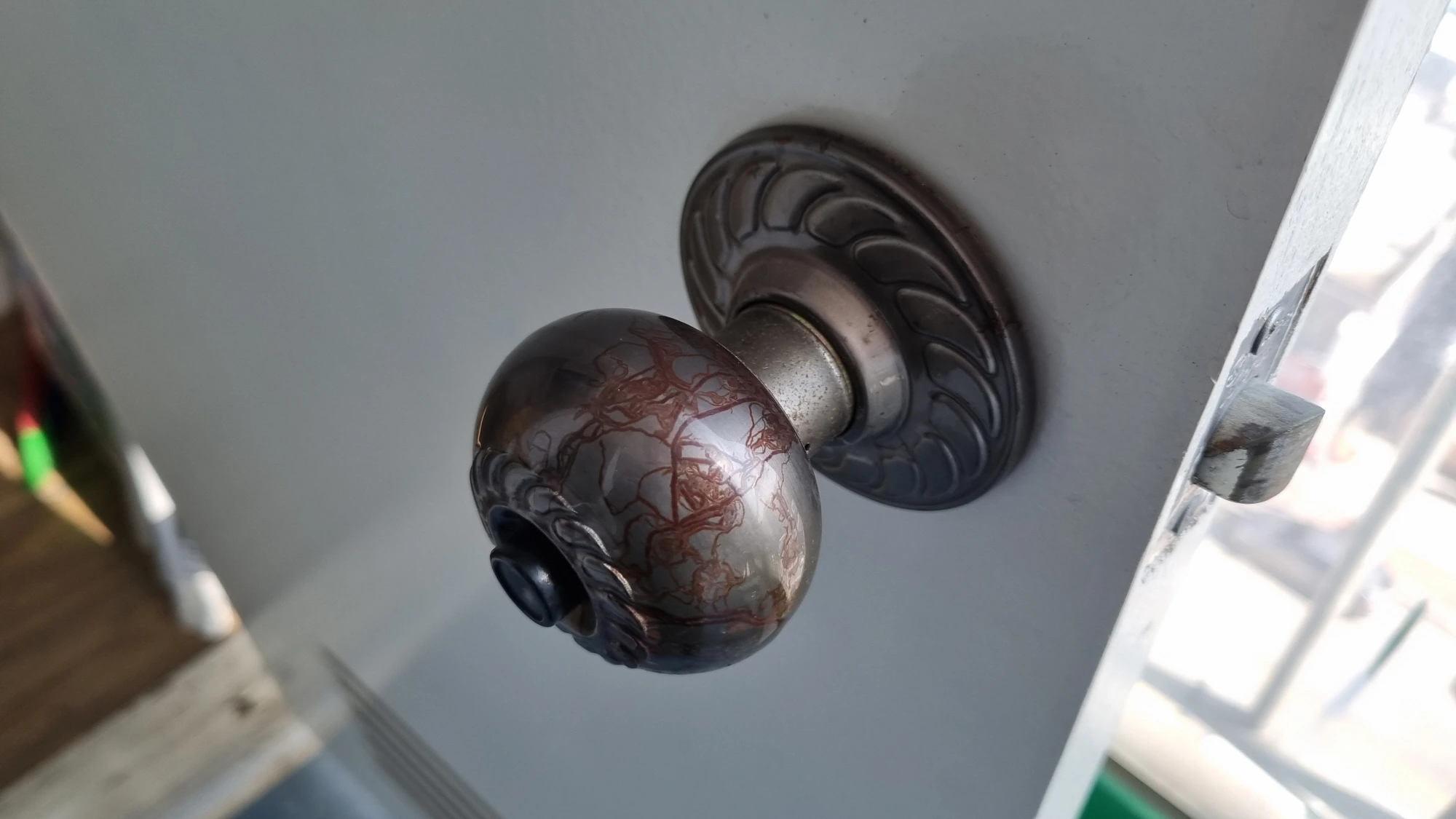 방 문 손잡이 교체 설치 완료 모습