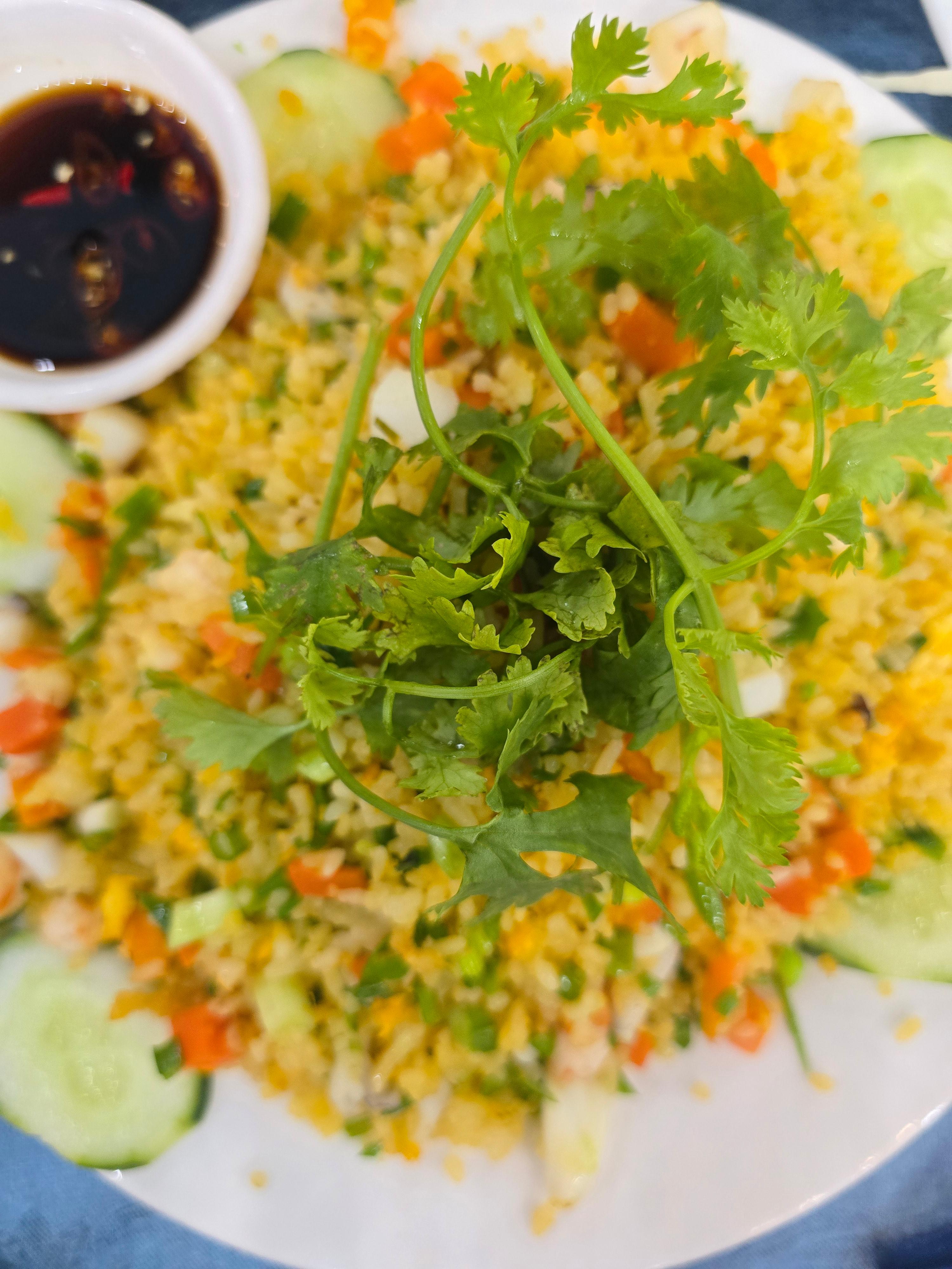 베트남 볶음밥 꼼찐 위에 고수가 올려진 로컬 음식