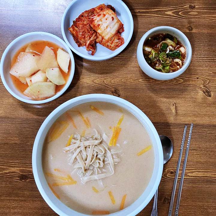 식객 허영만 백반기행 조성모 편 곡물 칼국수 발반죽 우리밀 손칼국수 소머리수육 해물파전 경주 맛집 소개