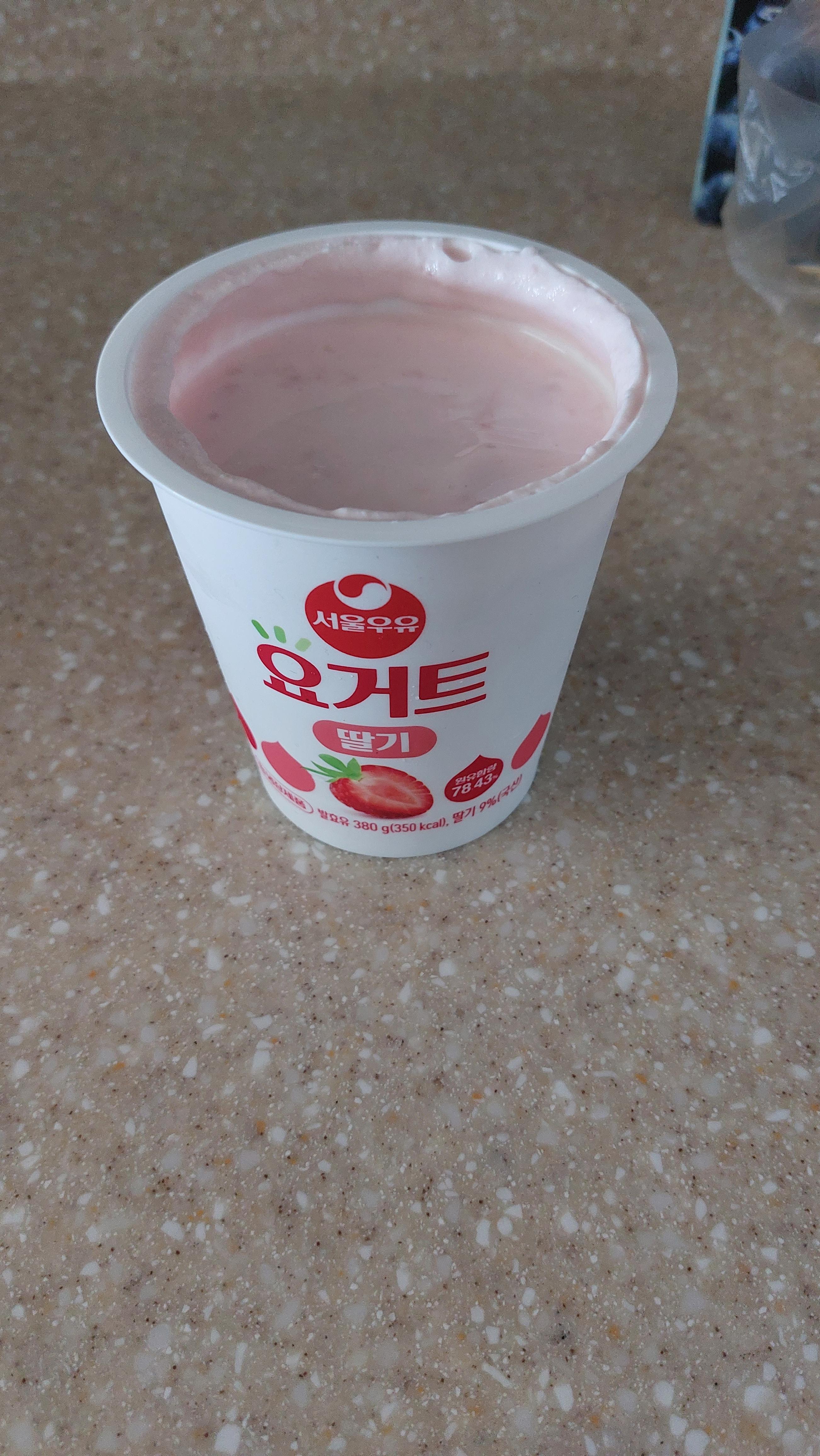 맛은 우리가 잘 먹던 빙그레 요플레랑 비슷해요.