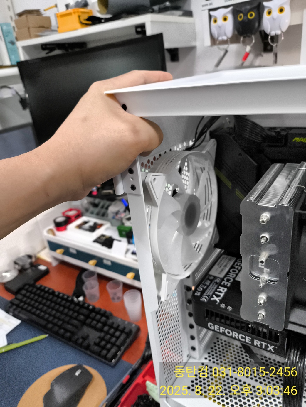 위와 같이 케이스 철판을 잡아서 들어야 안전합니다.