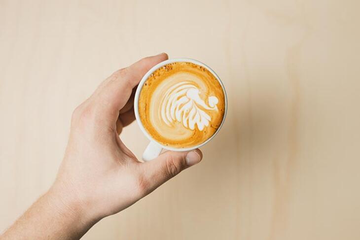 라떼 아트 튜토리얼 - 백조를 따르는 방법