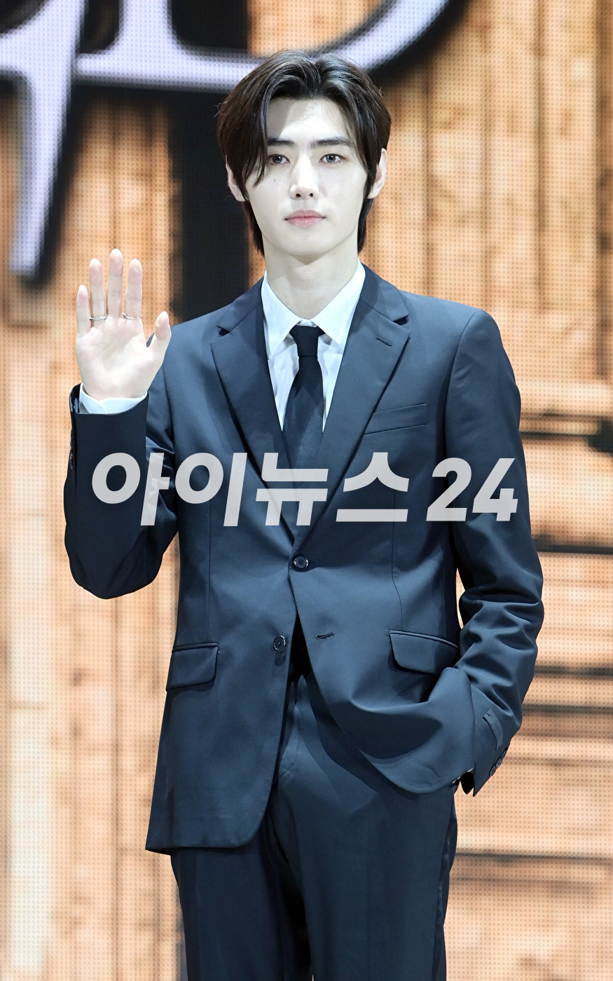 그룹 엔하이픈 성훈이 22일 오후 서울 성북구 안암동 고려대학교 화정체육관에서 열린 엔하이픈(ENHYPEN) 미니 4집 &#39;다크 블러드(DARK BLOOD)&#39; 발매 기념 미디어 쇼케이스에서 타이틀곡 &#39;바이트 미&#39; 무대를 선보이고 있다. [사진=정소희 기자]