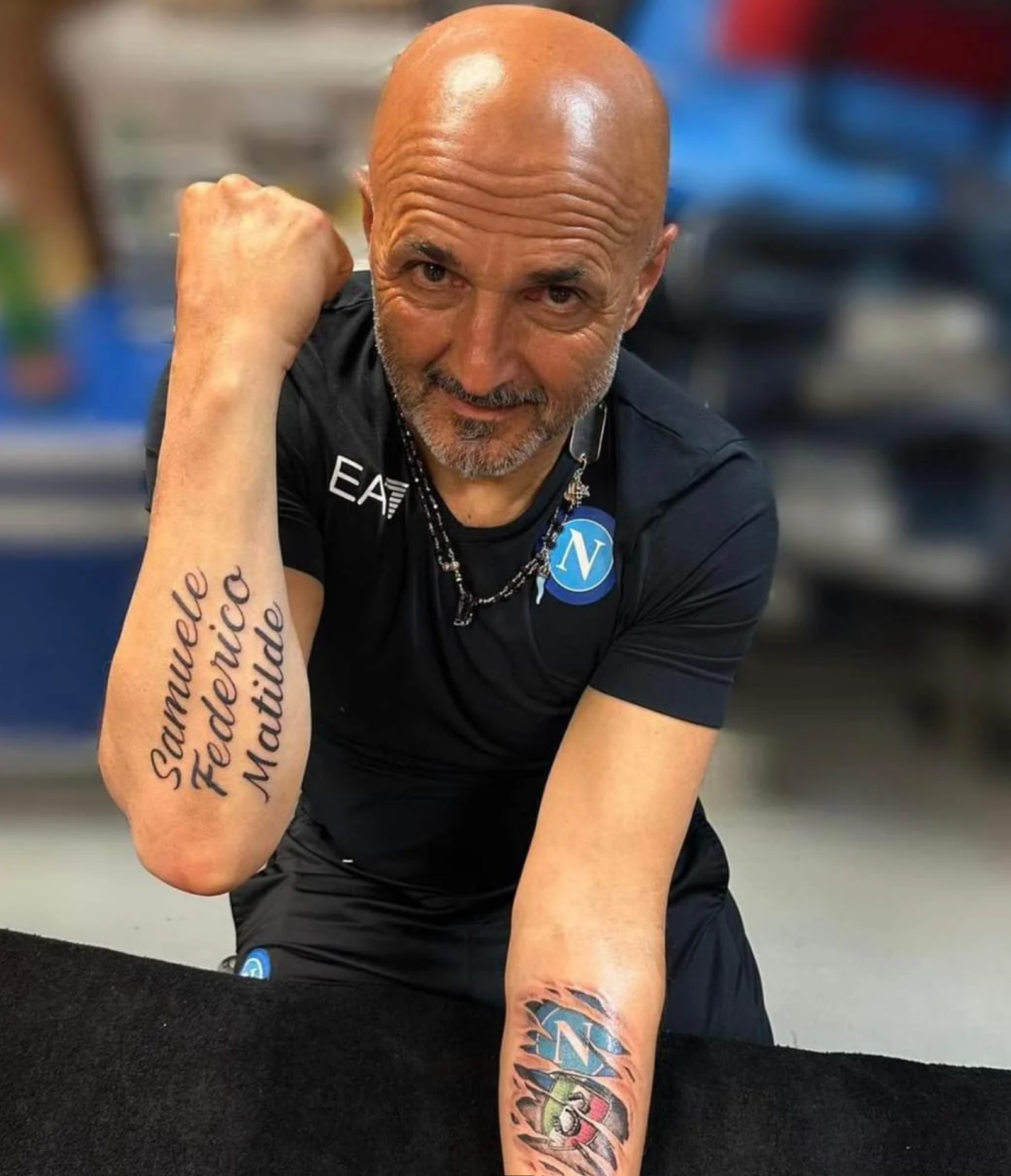 나폴리 문신을 보여주는 스팔레티 감독