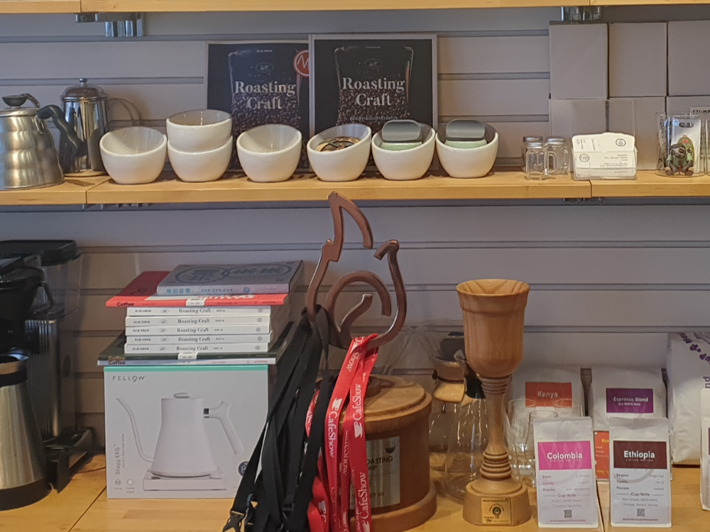 유승권 로스터가 쓴 Roasting Craft 책자가 커핑컵과 함께 진열되어 있다.