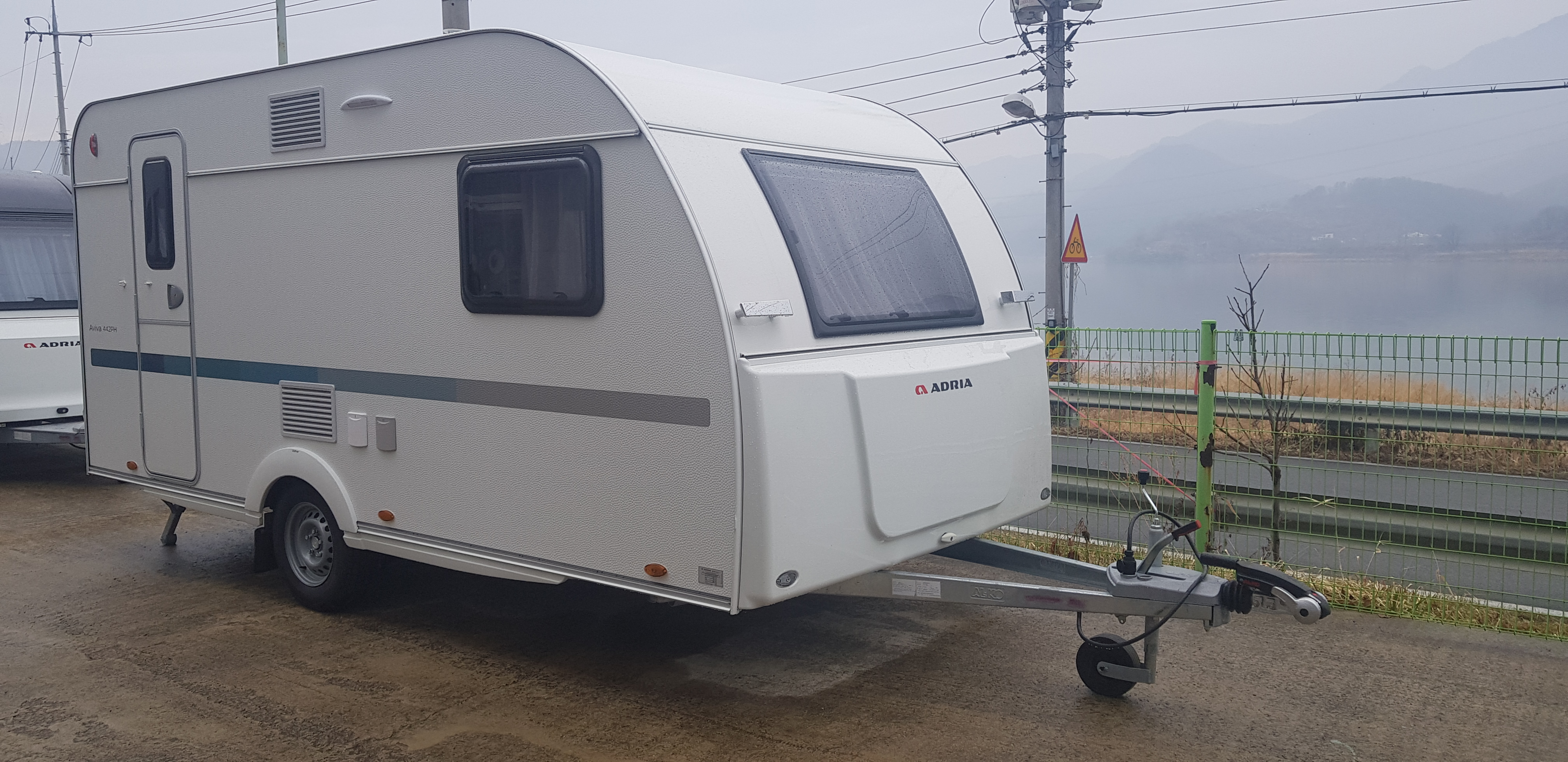 갬성과-만족도가-높은-카라반-텐트캠핑을-즐기는-사람들이-관심