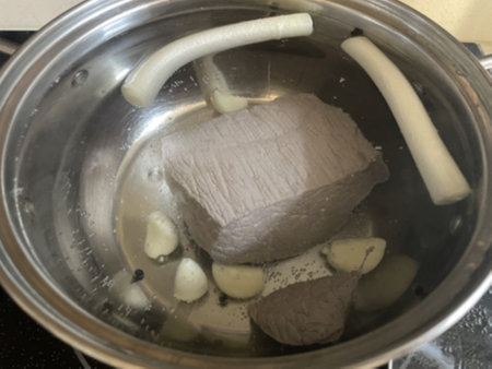 소고기장조림 맛있게 하는법 - 향신 채소와 고기 함께 푹 익히기