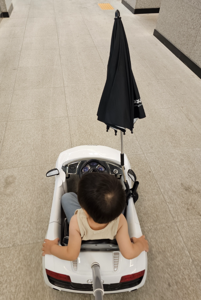 아기와 사진찍음