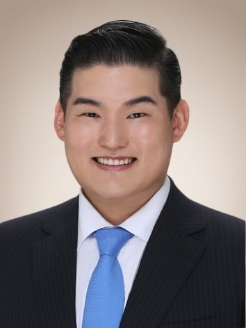 장선익 동국제강 전무 약력 : 1982년생, 청운중, 경복고, 연세대 경영학과 졸업, 일본 히토쓰바시대 경영학 석사, 2007년 동국제강 전략경영실 입사, 2010년 동국제강 미국법인, 2013년 동국제강 일본법인, 2016년 동국제강 전략팀 비전팀장(이사), 2020년 동국제강 인천공장 생산담당 상무, 2022년 동국제강 구매실장 전무(현).