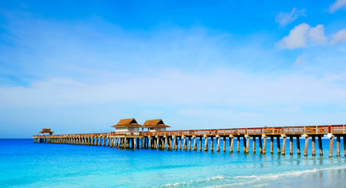 푸른 바다 위의 아름다운 피어 모습