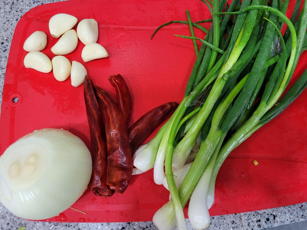 물김치 국물용 마늘 양파 쪽파 건고추 재료 준비 모습