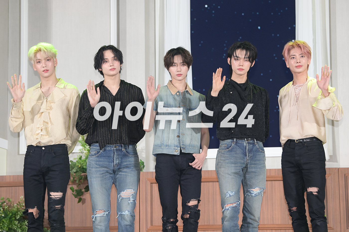 그룹 투모로우바이투게더가 26일 오후 서울 강남구 코엑스 오디토리움에서 열린 투모로우바이투게더(TOMORROW X TOGETHER, TXT) 미니 5집 '이름의 장: TEMPTATION' 발매 쇼케이스에서 타이틀곡 무대를 선보이고 있다. [사진=정소희 기자]