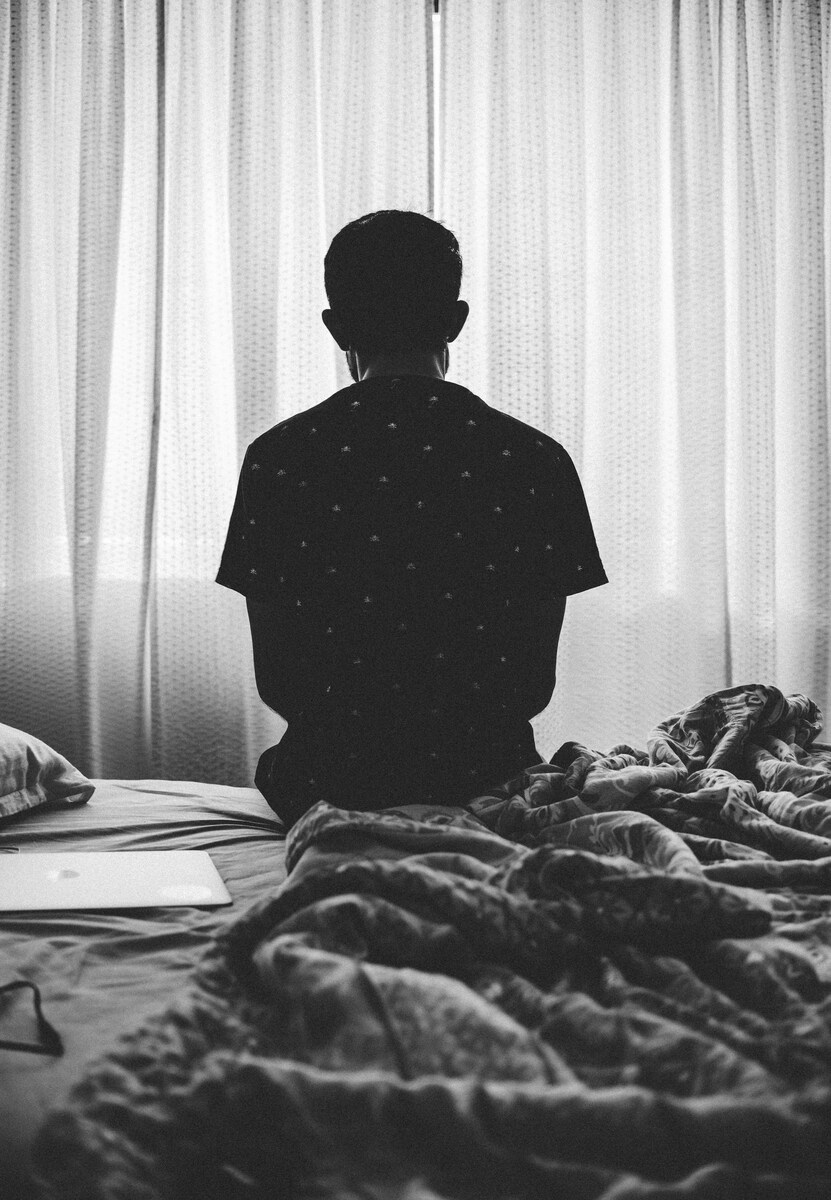 &ldquo;커튼 앞 침대에 앉아 있는 사람의 실루엣, 고요한 아침의 모습&rdquo;