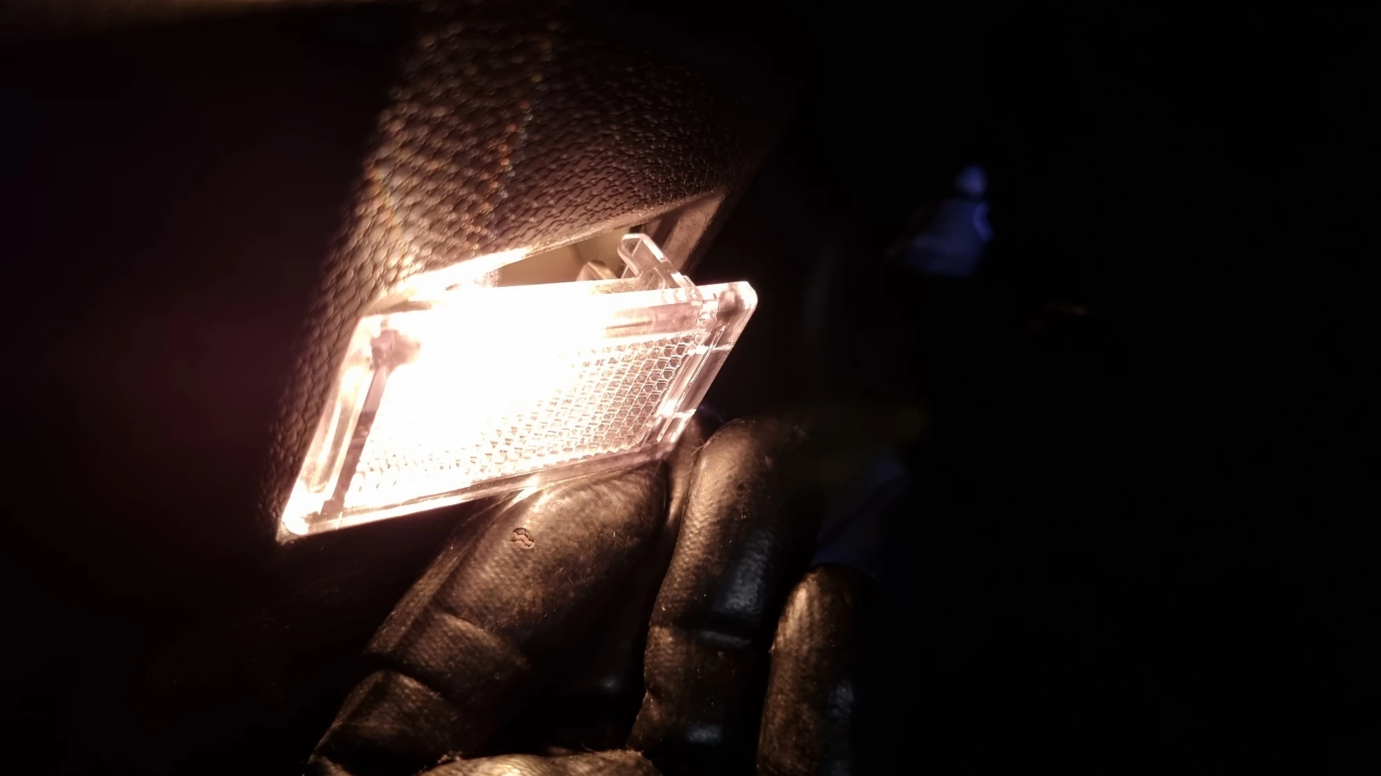 트렁크 조명 끼우는 방향