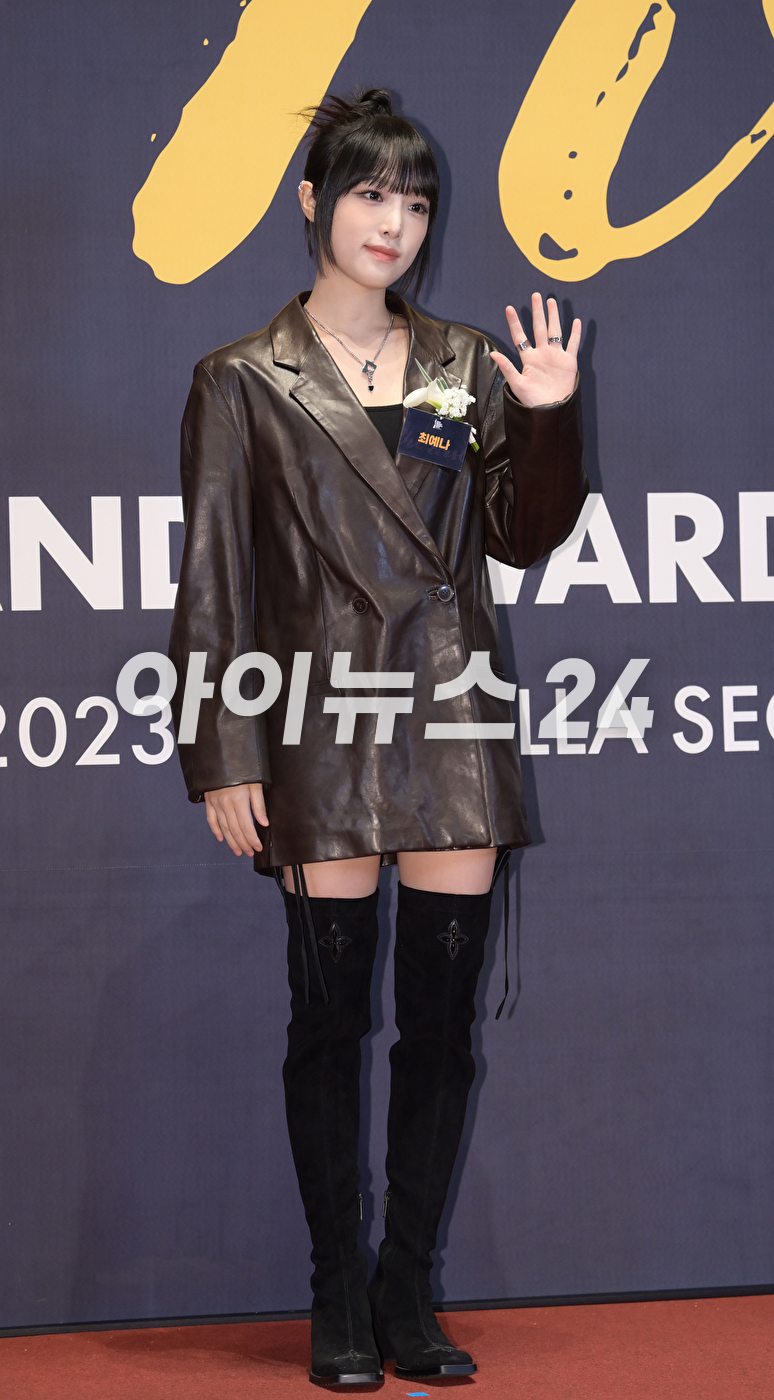 가수 최예나가 17일 오전 서울 중구 장충동 신라호텔 다이너스티홀에서 열린 &#39;2023 대한민국 퍼스트브랜드 대상&#39; 포토월 행사에 솔로아티스트 수상자로 참석하고 있다. [사진=정소희 기자]