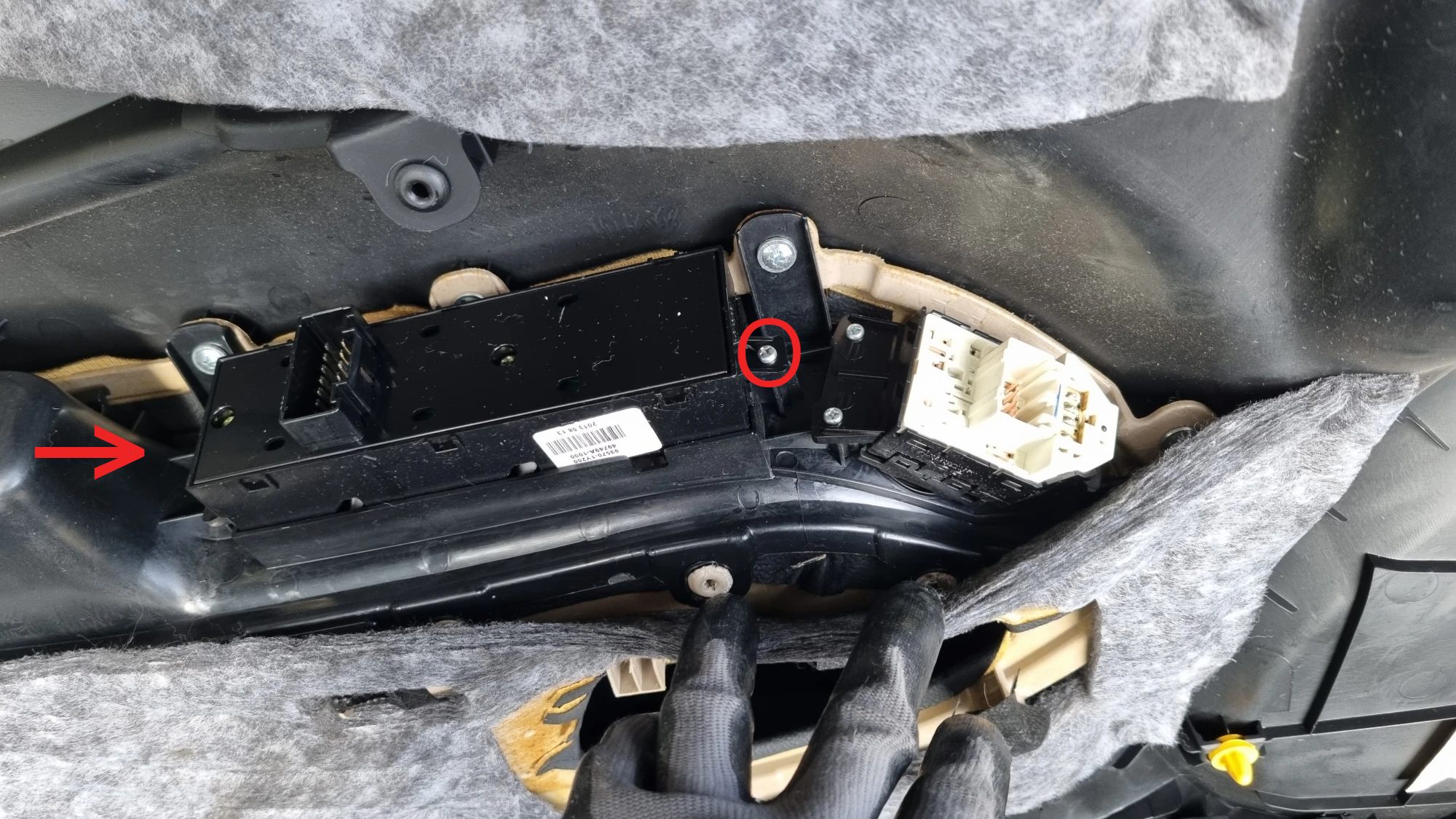 윈도우 스위치 고정 볼트 위치