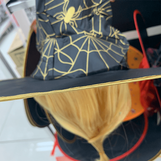  검은색에 황금빛 거미줄이 그려져 있고 금빌 인조 가발이 달린 마녀 할로윈 모자 주황 바탕에 은빛 별이 그려져 있는 마녀 할로윈 모자 