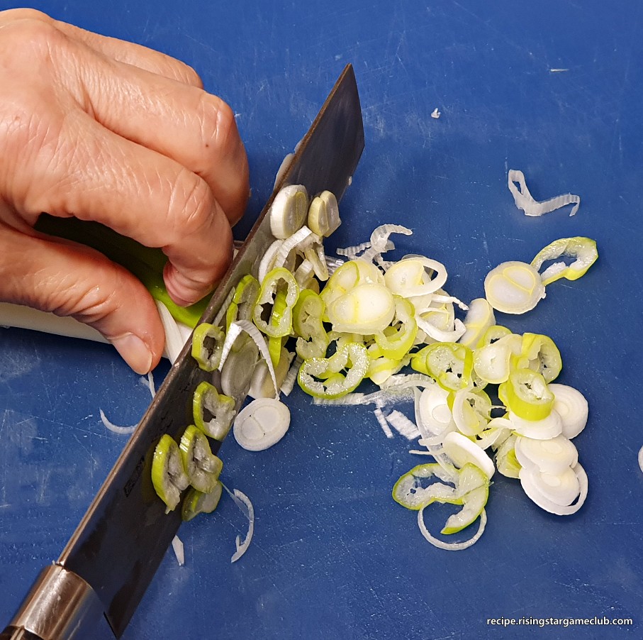 무생채 무침에 들어갈 파를 국밥에 넣는 고명의 크기로 잘라주는 사진