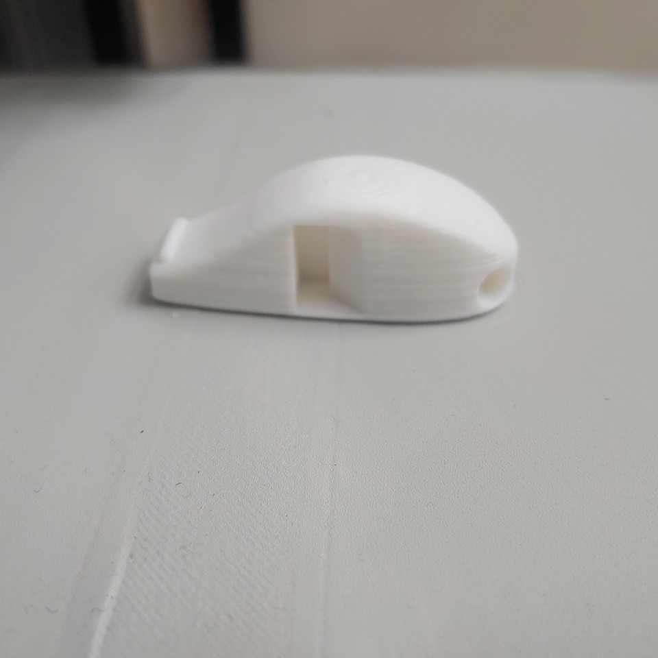 출력이 완료된 흰색 호루라기 완성품