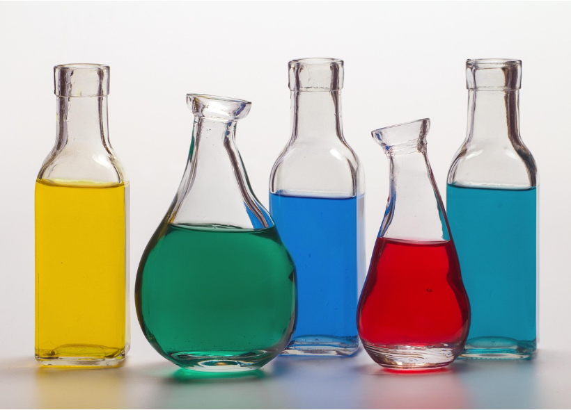 색상별로 물이 담긴 유리병