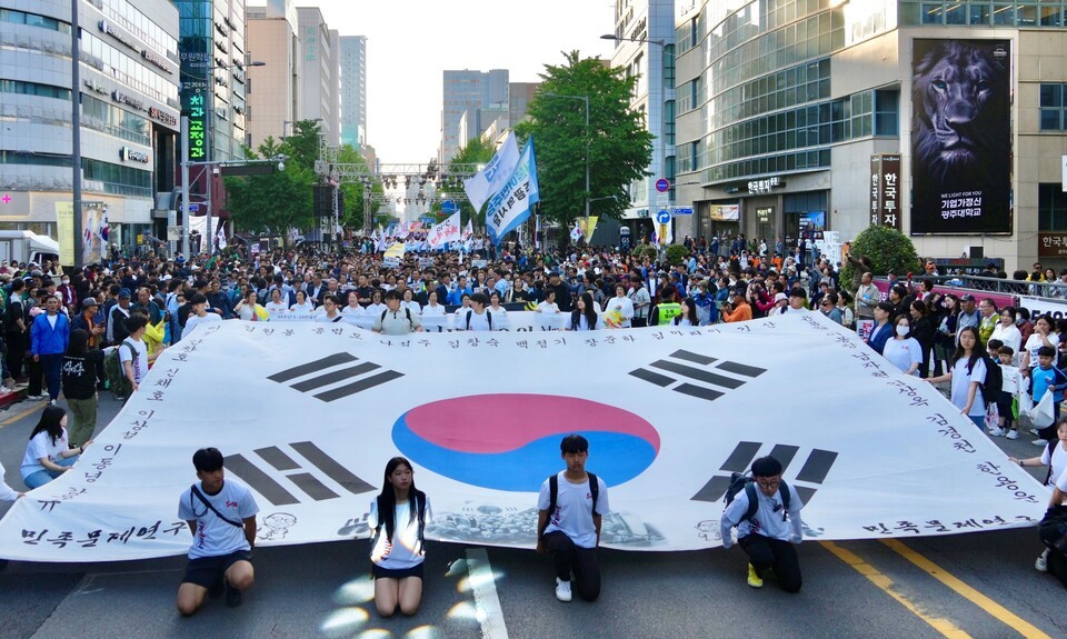 광주 주먹밥 나눔 행사에서 줄을 선 시민들