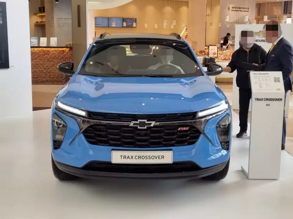 트랙스 크로스오버 RS 앞모습입니다.