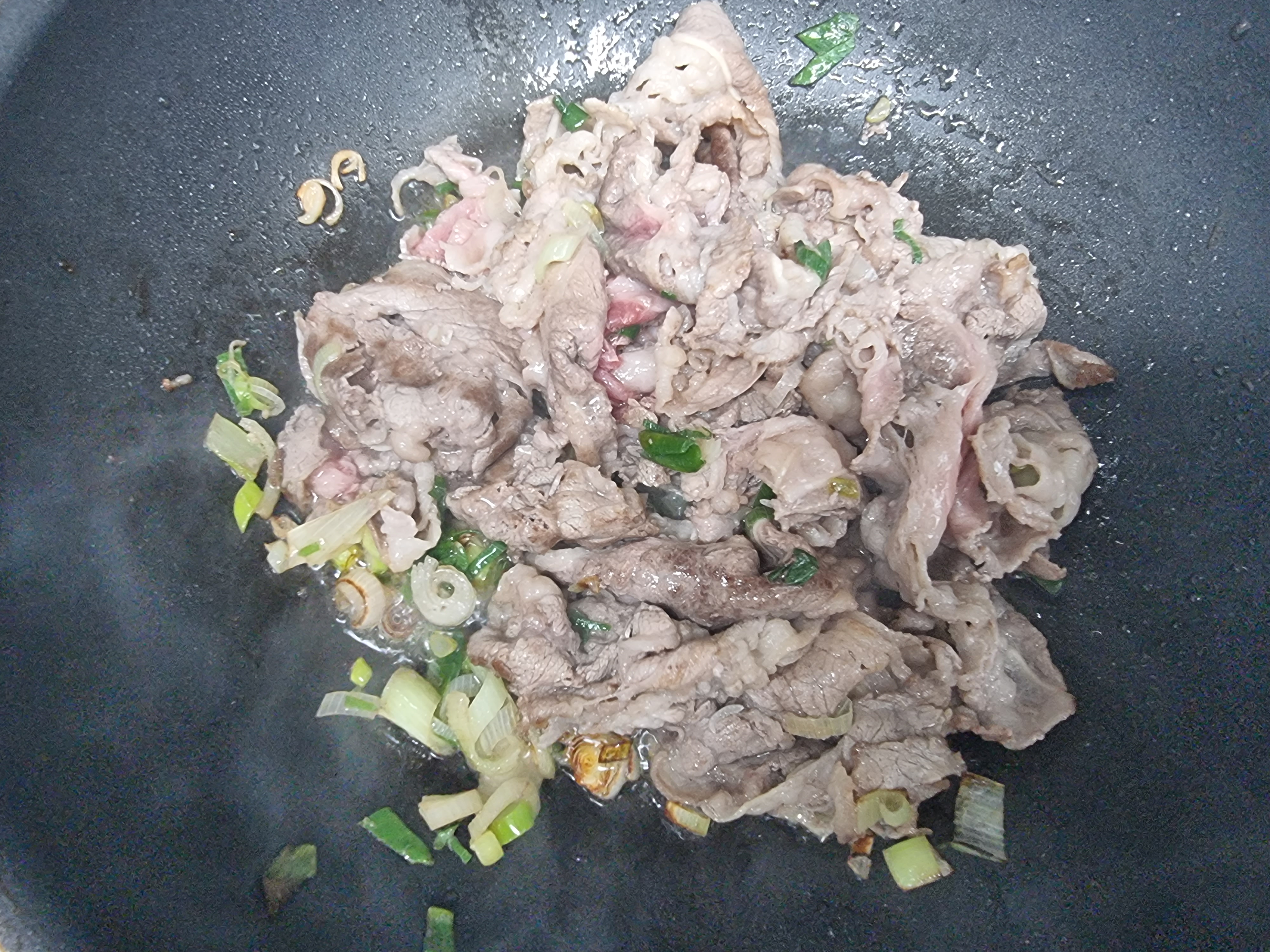우삼겹이 익어가는 모습