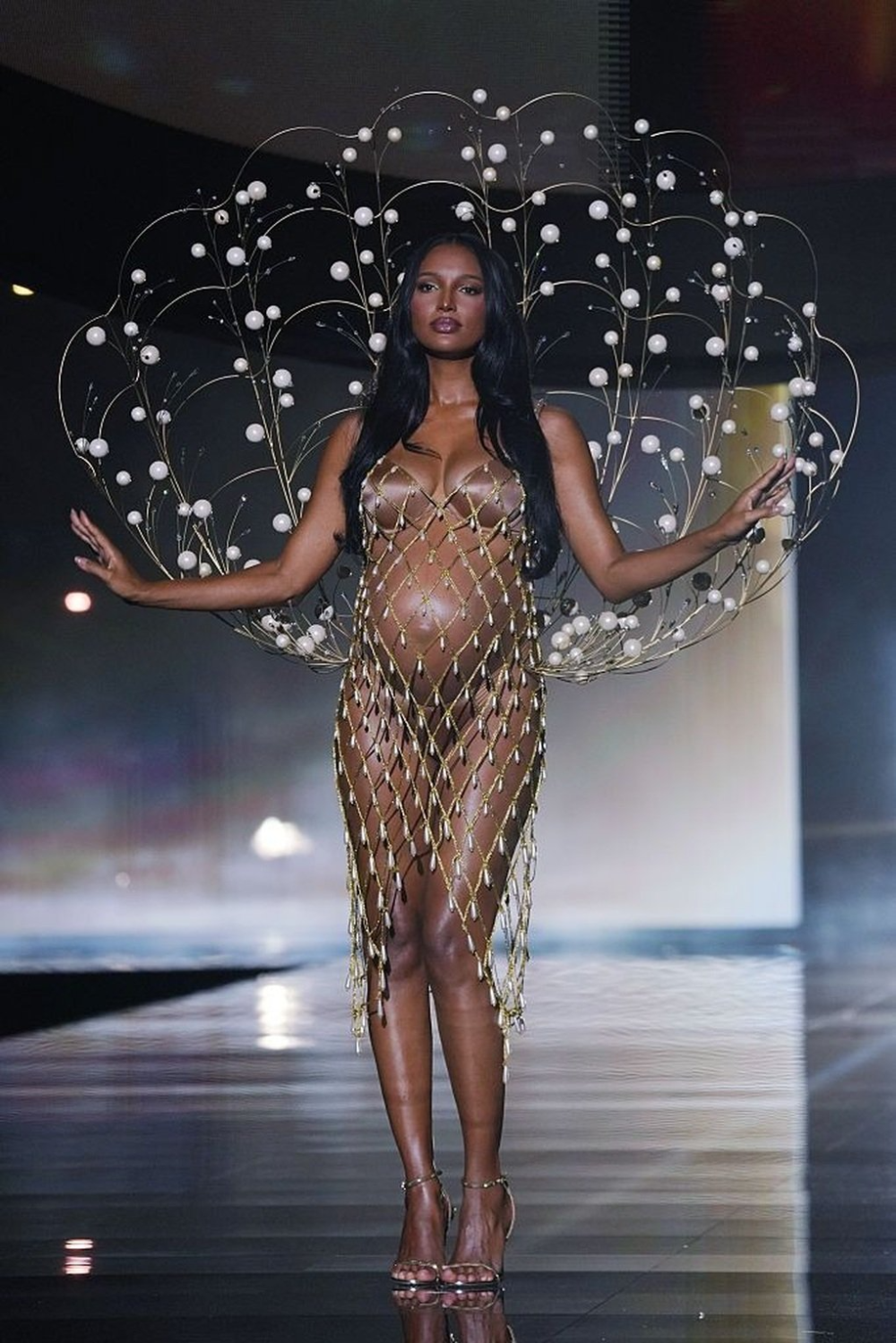 alt="오프닝을 장식한 재스민 툭스(Jasmine Tookes)"