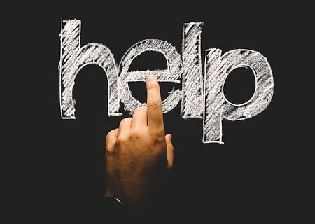 help 글자를 누르는 손