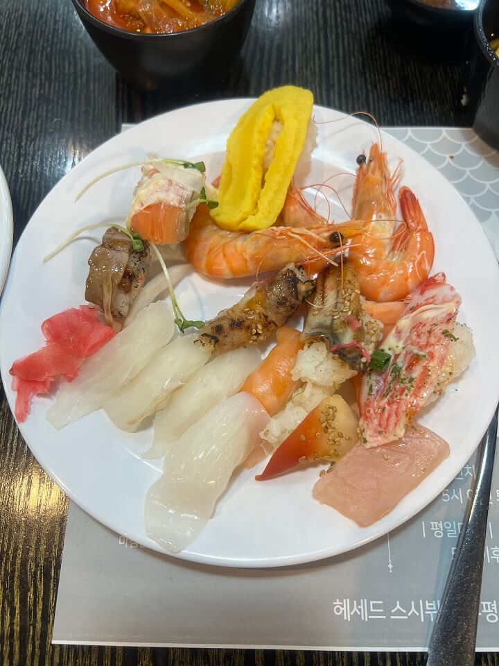 접시에-담긴-초밥과-새우