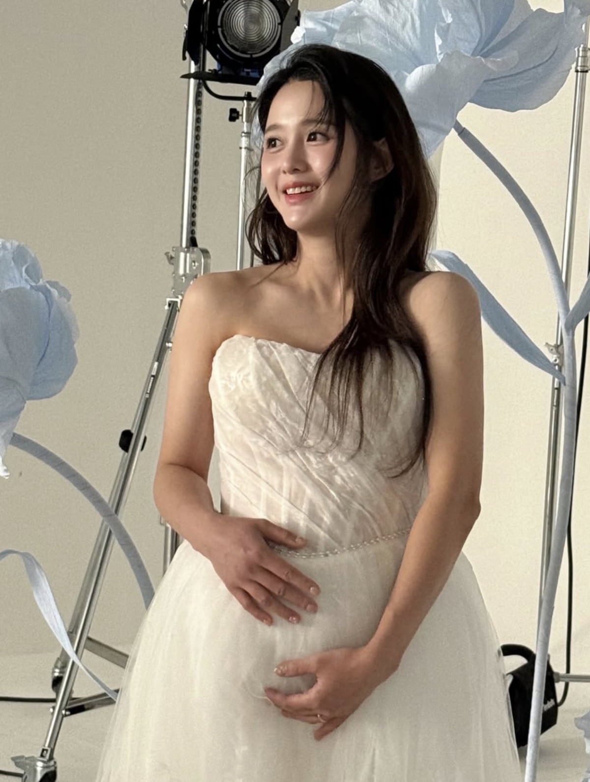 남보라 만삭 화보 순백 드레스