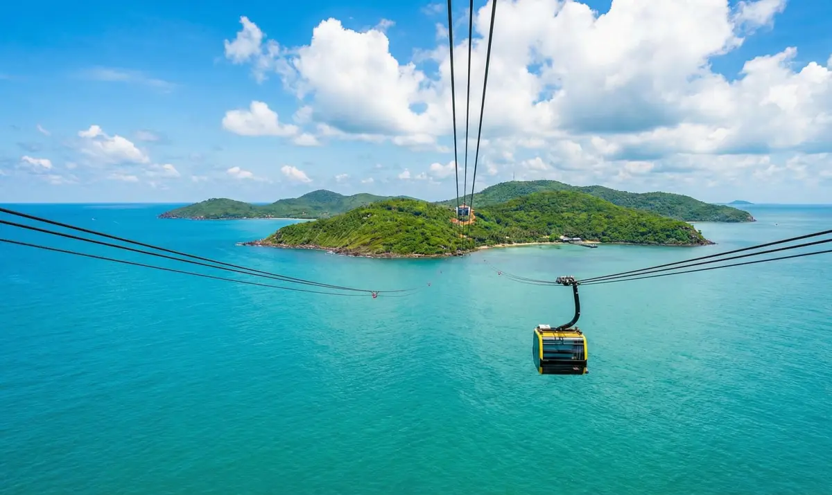 푸꾸옥 날씨가 좋을 때 방문하기 좋은 사오 비치의 새하얀 모래사장과 야자수
