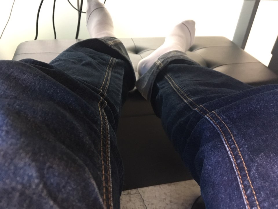 BLMG 블루밍홈 접이식 수납스툴의자 위에 다리를 올려놓고 발 받침대로 사용하는 모습