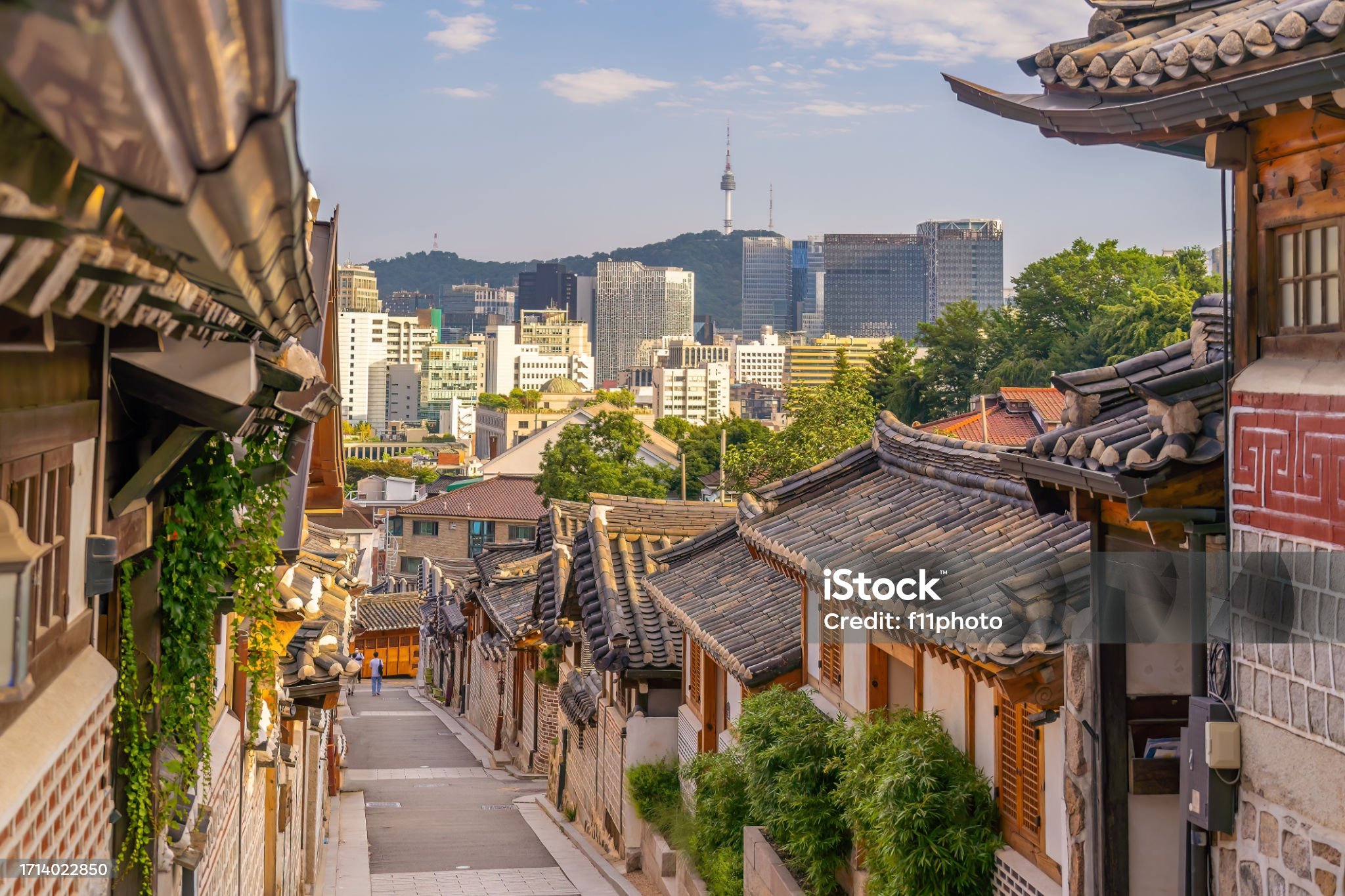 한국의 전통 한옥마을 한복을입고 고즈넉한 북촌8경을 거닐며 비빔밥 만두 불고기 같은 전통한식체험과 다도체험을 해볼수있다