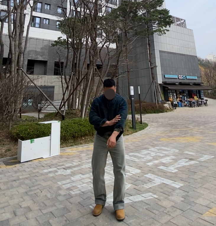 데일리룩('26. 4. 3.)디미트리블랙(VLAD) 워시드 데님 바이커 재킷, 무신사스탠다드 티셔츠, 에러스익셉티드 와이드 스트레이트 황청 중청 데님팬츠, 호킨스 스웨이드 첼시부츠