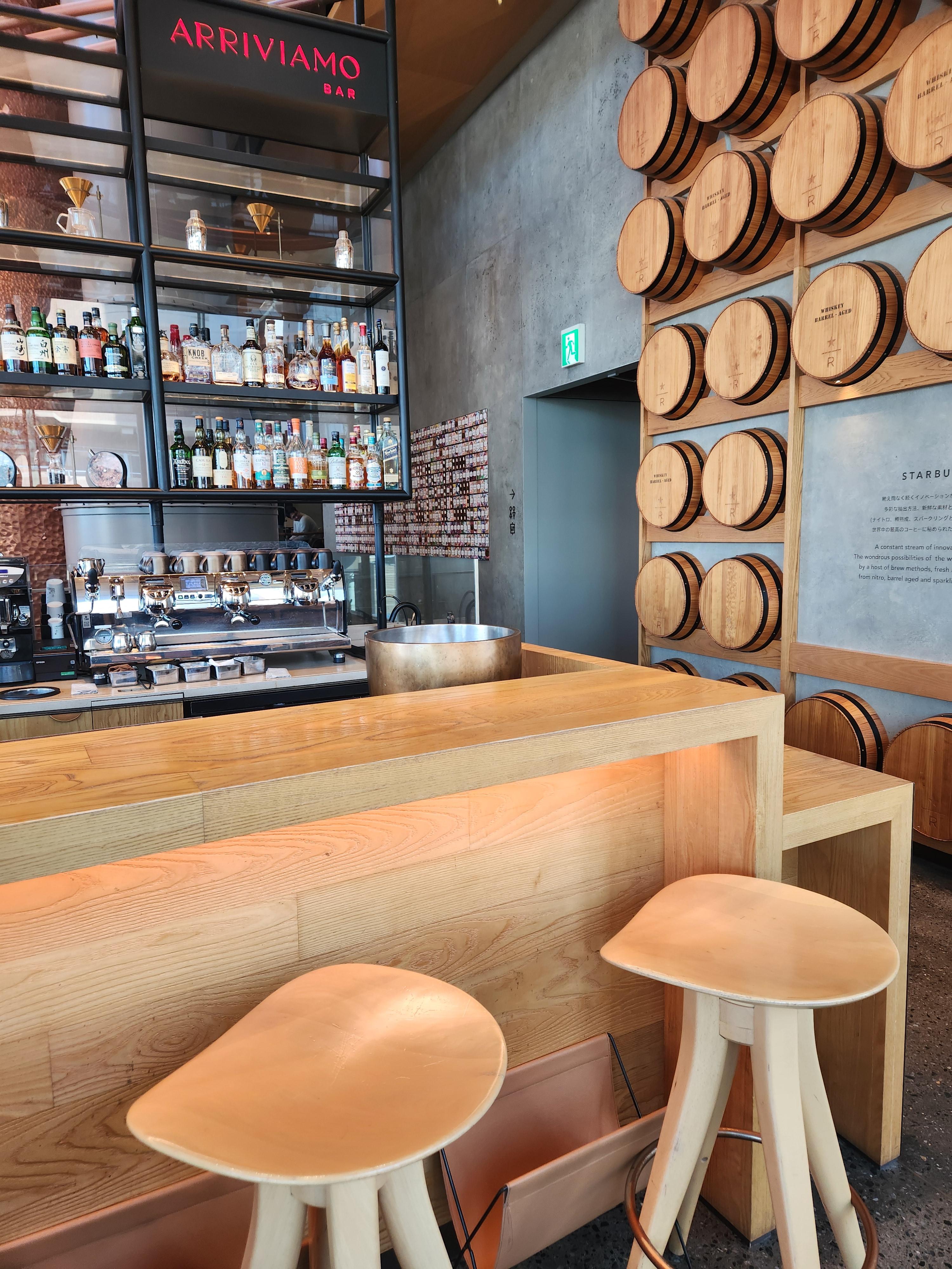 스타벅스 리저브 로스터리 도쿄 3층 Arriviamo 칵테일 바 내부 전경, 고급스러운 바와 원목 인테리어