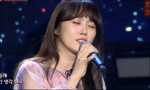 가수 이수영 무대에서 노래하는 모습