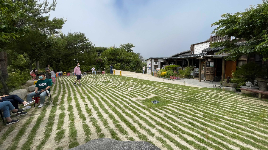 금화정 막국수 가게 앞 마당