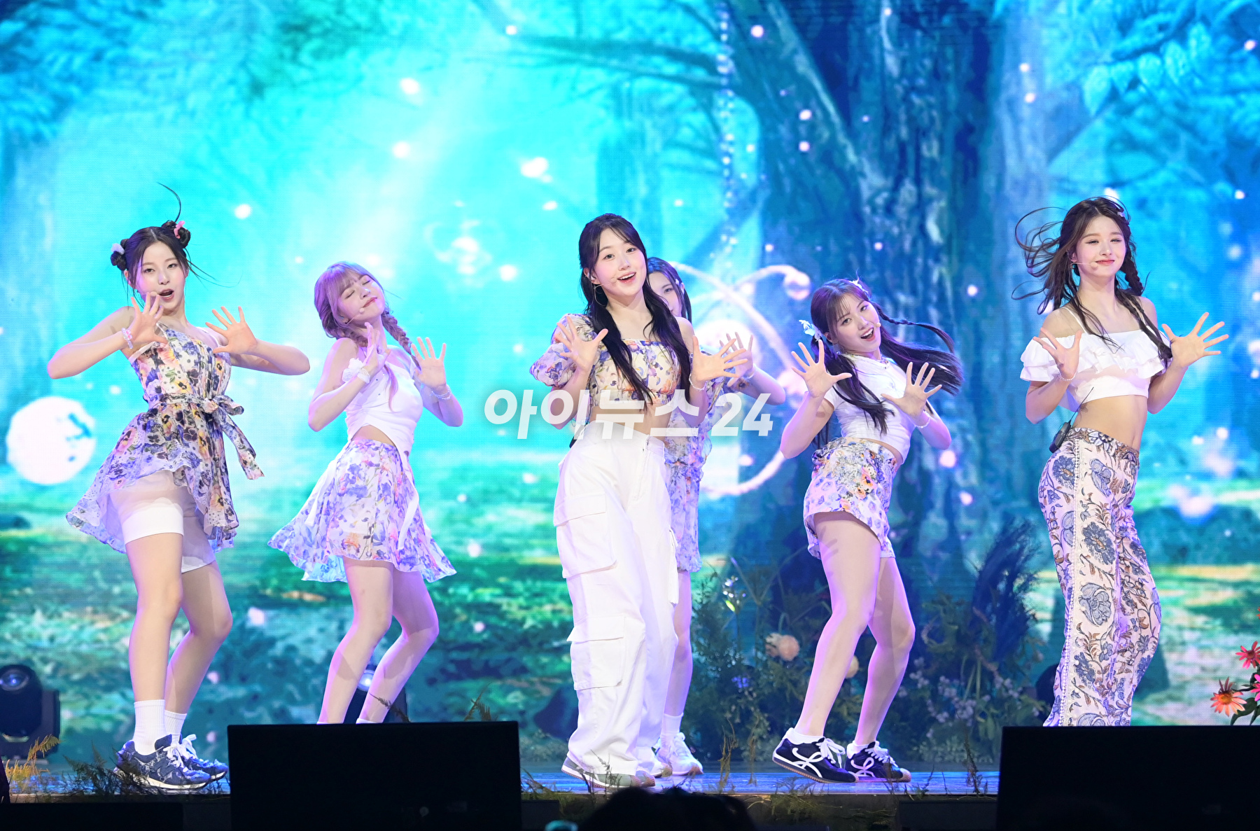 그룹 엔믹스가 11일 오후 서울 용산구 한남동 블루스퀘어에서 열린 엔믹스(NMIXX) 세 번째 싱글 앨범 '어 미드서머 엔믹스 드림'(A Midsummer NMIXX's Dream) 발매 기념 쇼케이스에 참석하고 있다. [사진=정소희 기자]