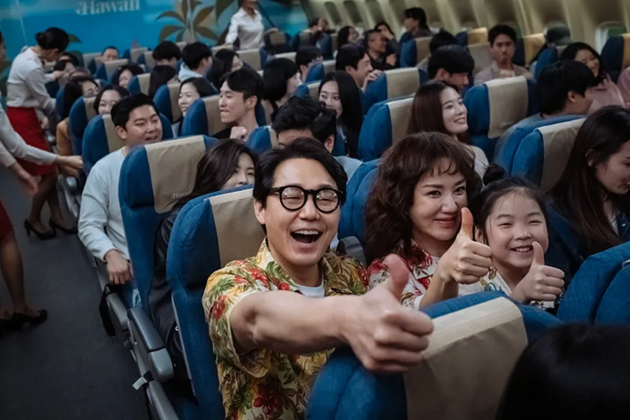 하와이행 비행기를 탄 미영(엄정화) 가족