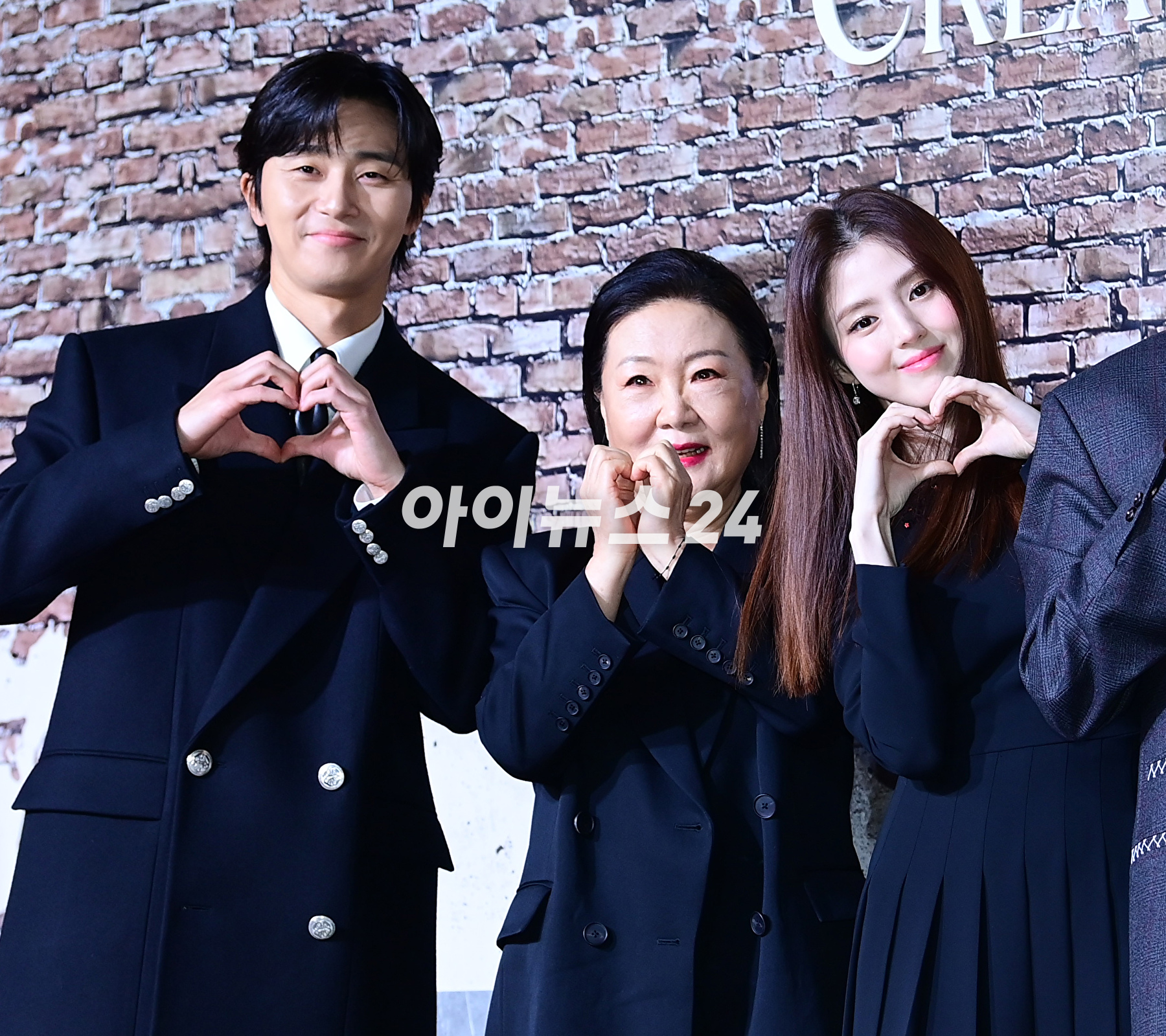 (왼쪽부터)배우 박서준-김해숙-한소희가 19일 오전 서울 용산구 레이어20 스튜디오에서 열린 넷플릭스 새 시리즈 &#39;경성크리처&#39; 제작발표회에 참석하고 있다. [사진=정소희 기자]