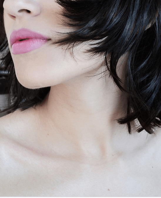 철분 부족 증상으로 창백한 피부를 가지고 있는 여성