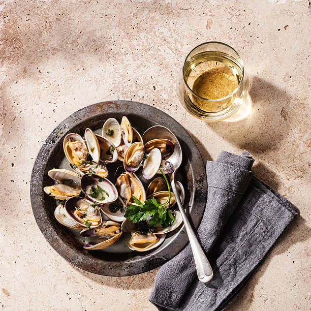 조개구이 &amp; 까바(Cava) 와인 페어링｜바다의 순수함과 지중해 버블의 입맞춤