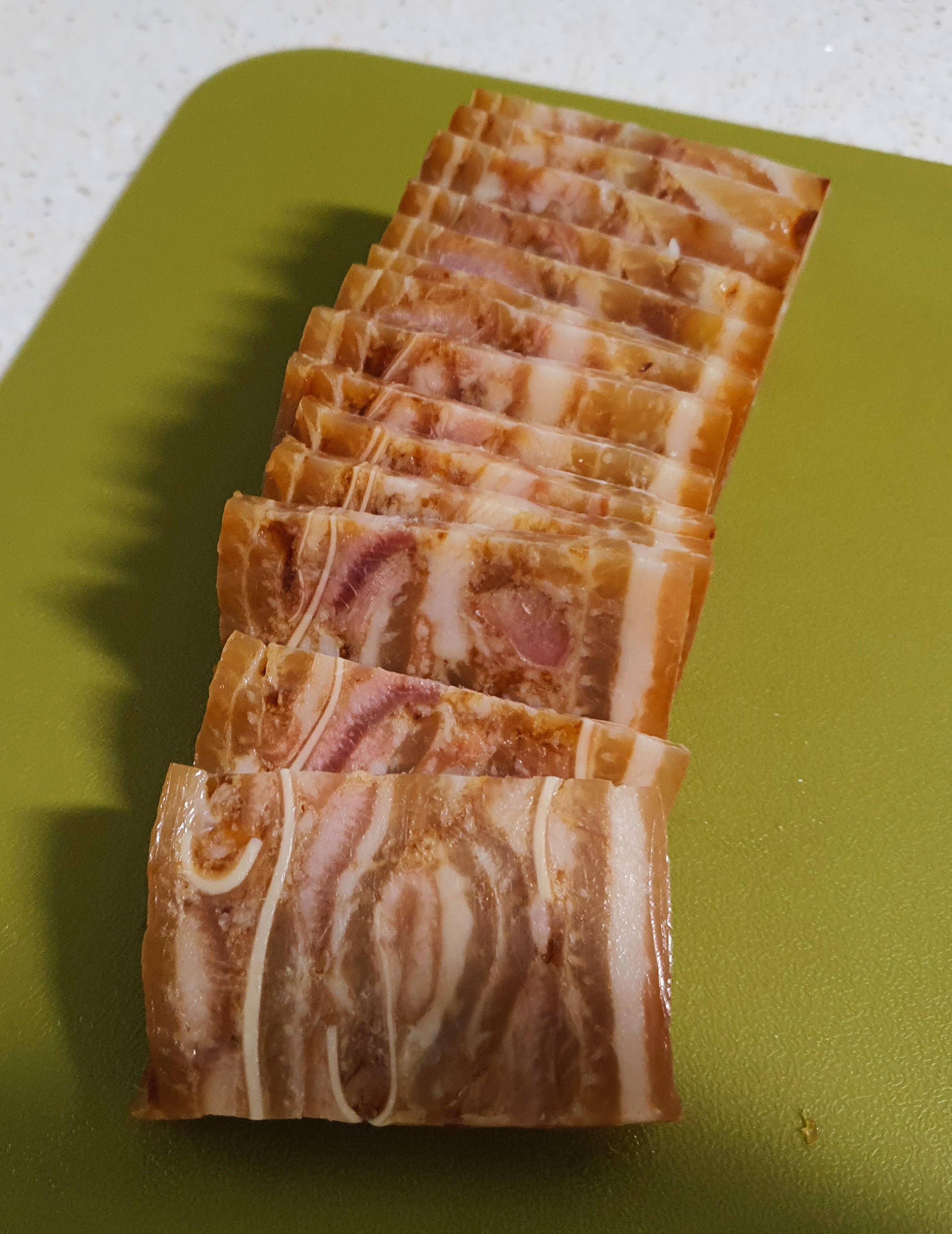 썰면서-먹게-되는-맛있는-편육입니다.