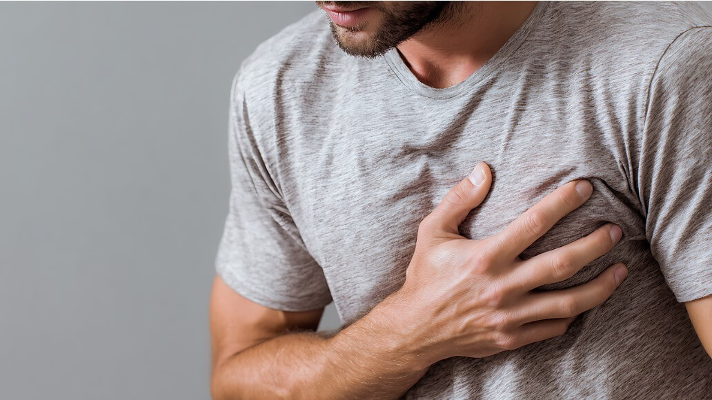 가슴 통증을 느끼는 젊은 남자