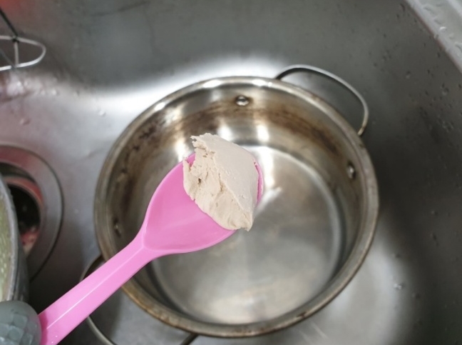 스푼으로 아스토니쉬 클리너를 한스푼 뜬 모습