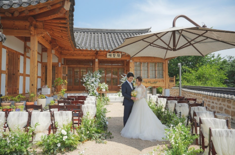 야외에서-웨딩사진-촬영중인-남녀